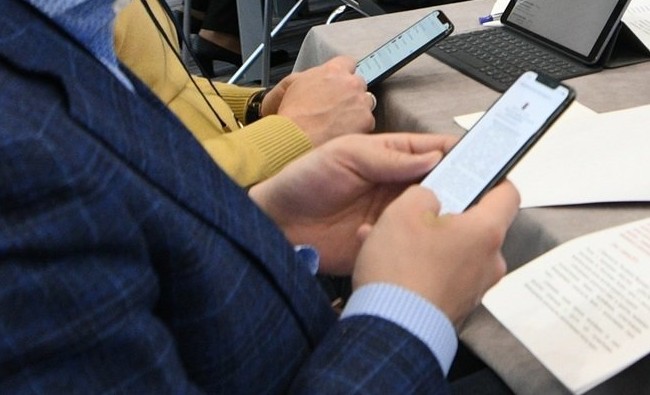 Республиканский центр материальной помощи закупил недостающие sms для связи с заявителями - «Власть»