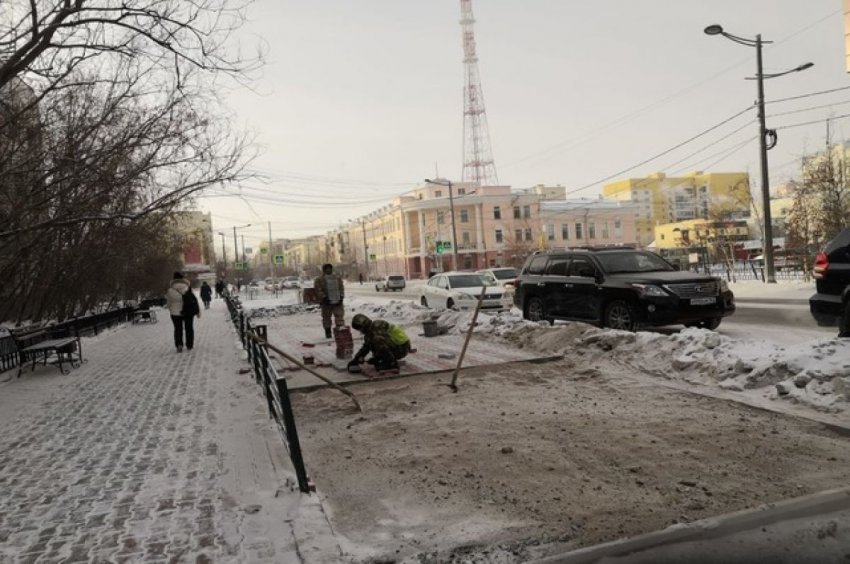Мужчина совершил поджог на входе в здание правительства Якутии - «Происшествия»