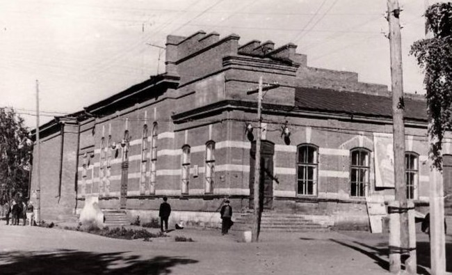День в истории: Мензелинский драмтеатр, первая печатная книга, отмена рабства в Китае - «История»