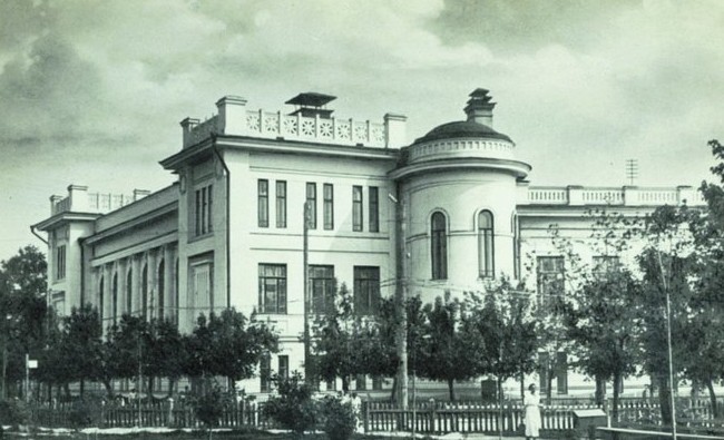 Гид по улице Горького: от юных музыкантов до курсисток - «Образование»