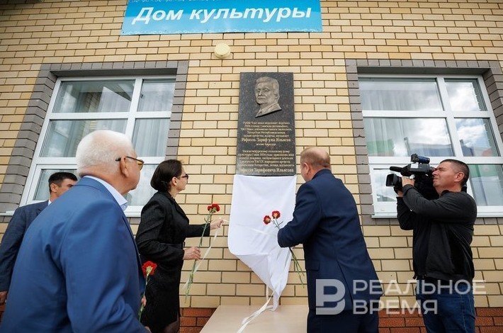 «Когда Рафаэль поет, сердце начинает биться по-татарски»: в Татарстане презентовали книгу о знаменитом певце - «Культура»