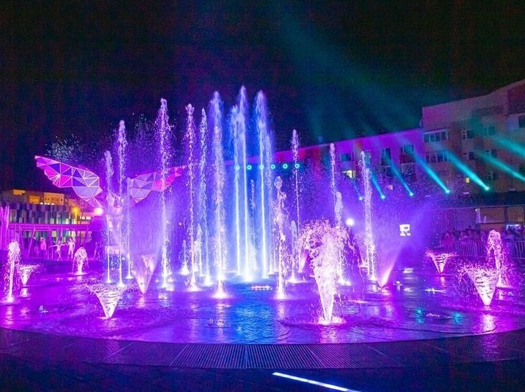 Музыкальная мистерия: в Новом Уренгое к 50-летию города открыли уникальный мультимедийный фонтан - «Общественные новости»
