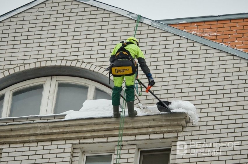100 тыс. за хрущевку: кто должен убирать снег с казанских крыш и сколько это стоит - «Инфраструктура»