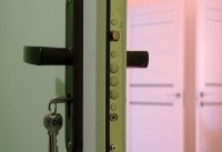 У москвичей конфисковали квартиру, тайком переданную в субаренду мигрантам - «Общественные новости»