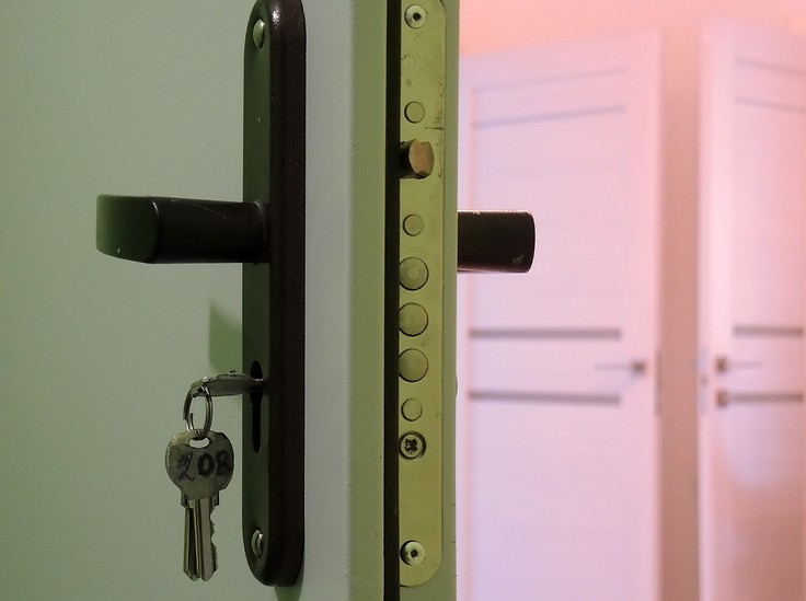 У москвичей конфисковали квартиру, тайком переданную в субаренду мигрантам - «Общественные новости»