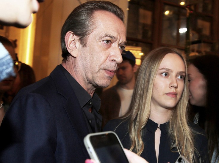 Владимир Машков пришел на премьеру с молодой спутницей - «Общественные новости»