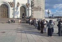 В Храм Христа Спасителя к привезенным вчера иконам выстроилась огромная очередь - «Общественные новости»