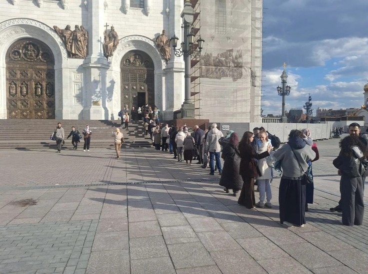 В Храм Христа Спасителя к привезенным вчера иконам выстроилась огромная очередь - «Общественные новости»