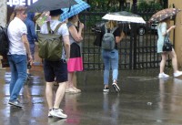 За окном ливень, а тебя тошнит: как спасаться метеозависимым людям при плохой погоде - «Общественные новости»